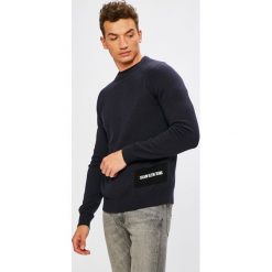 Calvin Klein Jeans - Sweter. Niebieskie swetry klasyczne męskie marki Calvin Klein Jeans, s, z bawełny, z okrągłym kołnierzem. W wyprzedaży za 359,90 zł.