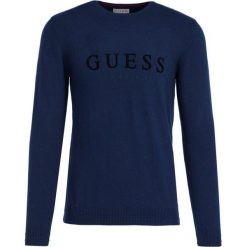 Sweter Guess Missouri M94R52 Z2HK0. Niebieskie swetry męskie Guess, xxl, z aplikacjami, klasyczne, z klasycznym kołnierzykiem, bez kaptura. W wyprzedaży za 189,00 zł.