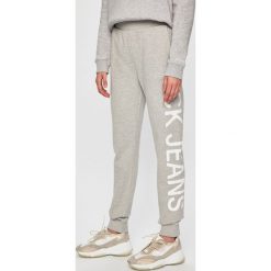 Calvin Klein Jeans - Spodnie. Szare spodnie damskie Calvin Klein Jeans, s, z bawełny. W wyprzedaży za 299,90 zł.