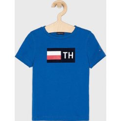 Tommy Hilfiger - T-shirt dziecięcy 98-176 cm. Niebieskie t-shirty chłopięce TOMMY HILFIGER, z nadrukiem, z bawełny, bez rękawów. W wyprzedaży za 79,90 zł.