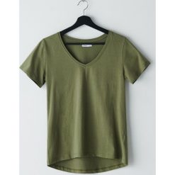 Gładka koszulka oversize - Khaki. Brązowe bluzki damskie Cropp, s, bez wzorów, bez kołnierzyka, bez rękawów. W wyprzedaży za 18,19 zł.