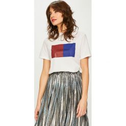 Calvin Klein - Top. Białe bluzki z odkrytymi ramionami marki Calvin Klein, s, z nadrukiem, z bawełny, z okrągłym kołnierzem. Za 229,90 zł.