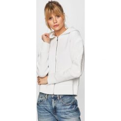 Guess Jeans - Bluza Irma. Białe bluzy damskie Guess Jeans, s, z nadrukiem, z wiskozy, bez rękawów, z kapturem. W wyprzedaży za 299,90 zł.