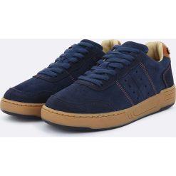 Skórzane sneakersy w kolorze granatowym. Niebieskie trampki męskie Faguo, z okrągłym noskiem, na sznurówki. W wyprzedaży za 193,95 zł.