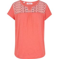 Shirt poszerzany dołem, z nadrukiem, krótki rękaw bonprix jasnoróżowy. Różowe koszulki damskie bonprix, z nadrukiem, bez kołnierzyka, z krótkim rękawem. Za 37,99 zł.