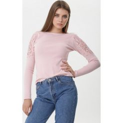 Różowy Sweter Kyla. Różowe swetry dziewczęce Born2be, bez wzorów, z koronki, z okrągłym kołnierzem, z długim rękawem, długie, bez kaptura. Za 79,99 zł.