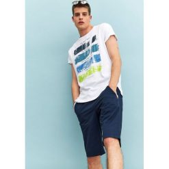 T-shirt z nadrukiem. Białe t-shirty męskie Top Secret, na zimę, m, z nadrukiem, z bawełny, bez kołnierzyka, krótkie. W wyprzedaży za 29,99 zł.