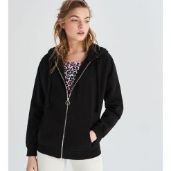 Bluza z hasłem - Czarny. Czarne bluzy damskie Sinsay, s, bez wzorów, bez rękawów, bez kaptura. W wyprzedaży za 39,99 zł.