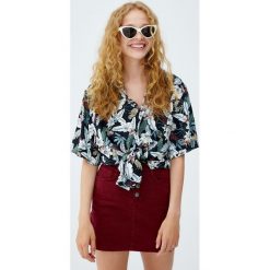 Bladoróżowa spódnica jeansowa. Czerwone spódniczki damskie Pull&Bear, bez wzorów, z jeansu. Za 89,90 zł.