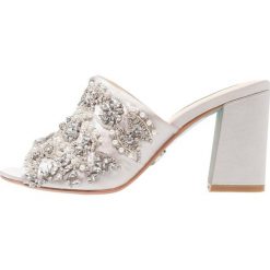 Klapki damskie: Blue by Betsey Johnson JAXON Klapki silver metallic