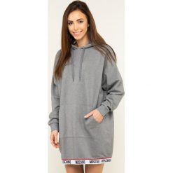 Sukienka dzianinowa Moschino Underwear & Swim A1703 9001. Szare sukienki damskie Moschino Underwear & Swim, s, bez wzorów, z dzianiny, bez kołnierzyka, bez rękawów. W wyprzedaży za 499,00 zł.