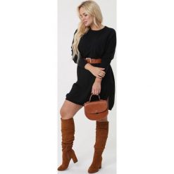 Czarna Sukienka Jannali. Czarne sukienki damskie Born2be, xl, w paski, z dzianiny, z okrągłym kołnierzem, z długim rękawem, długie, mini. Za 89,99 zł.