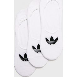 Adidas Originals - Skarpetki (3-pack). Białe skarpetki damskie adidas Originals, z nadrukiem, z elastanu. W wyprzedaży za 49,90 zł.