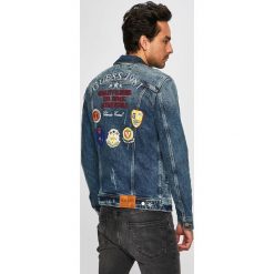 Guess Jeans - Kurtka. Niebieskie płaszcze męskie marki Guess Jeans, s, z aplikacjami, z elastanu, krótkie, bez kaptura. Za 639,90 zł.