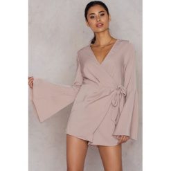 Hannalicious x NA-KD Kopertowy kombinezon z rozkloszowanymi rękawami - Pink,Nude. Różowe kombinezony damskie marki Hannalicious x NA-KD, z elastanu, z kopertowym dekoltem. W wyprzedaży za 72,89 zł.
