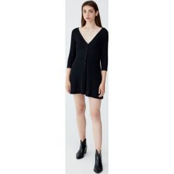 Prążkowana sukienka z rękawem 3/4. Szare sukienki dzianinowe marki Pull&Bear. Za 69,90 zł.