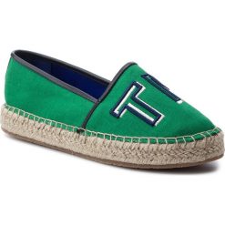Espadryle TOMMY HILFIGER - Colorful Tommy Flat Espadrille FW0FW04166 Jelly Bean 321. Zielone espadryle damskie TOMMY HILFIGER, bez wzorów, ze skóry, bez obcasa, na płaskiej podeszwie. W wyprzedaży za 209,00 zł.