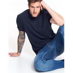 T-shirt męski bomber ze strukturalnej dzianiny. Niebieskie t-shirty męskie na zimę, m, z dzianiny, eleganckie, krótkie. W wyprzedaży za 29,99 zł.