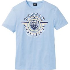 T-shirt ze specjalnym krojem na wys. brzucha bonprix jasnoniebieski z nadrukiem. Niebieskie t-shirty męskie bonprix, s, z nadrukiem, bez kołnierzyka. Za 19,99 zł.