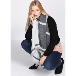 Czarno-Biały Szalik Equity. Czarne szaliki damskie Born2be, bez wzorów, z tkaniny. Za 59,99 zł.