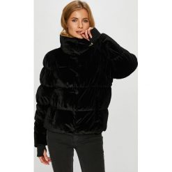 Guess Jeans - Kurtka Akane. Zielone kurtki damskie marki Guess Jeans, s, z aplikacjami, z elastanu, krótkie, bez kaptura. W wyprzedaży za 639,90 zł.
