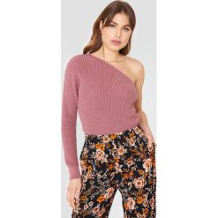NA-KD Sweter oversize na jedno ramię - Pink. Różowe swetry damskie NA-KD, bez wzorów, z dzianiny, bez rękawów, bez kaptura. W wyprzedaży za 70,97 zł.
