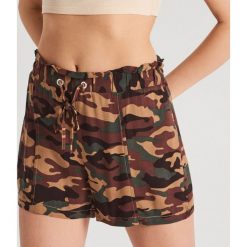 Wzorzyste szorty z wiskozy - Khaki. Brązowe szorty damskie Cropp, bez wzorów, z wiskozy. Za 59,99 zł.