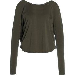 Manduka TWIST BACK Bluzka z długim rękawem olivine. Brązowe topy sportowe damskie Manduka, m, z elastanu, sportowe, z długim rękawem. W wyprzedaży za 171,75 zł.