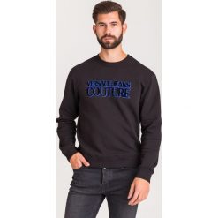 BLUZA VERSACE JEANS COUTURE. Czarne bluzy męskie Versace Jeans Couture, m, z nadrukiem, z bawełny, z okrągłym kołnierzem, bez rękawów, bez kaptura. Za 351,45 zł.