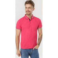 Fuksjowa Koszulka Zeliles. Koszulki męskie Born2be, xl, bez wzorów, bez kołnierzyka, bez rękawów. W wyprzedaży za 34,99 zł.