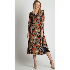 Sukienka odcinana w talii z dekoltem w serek BIALCON. Szare sukienki damskie BIALCON, na co dzień, l, bez wzorów, eleganckie, z dekoltem w serek, bez rękawów, midi, rozkloszowane. W wyprzedaży za 279,00 zł.