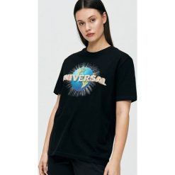 Koszulka Universal - Czarny. Czarne koszulki damskie Cropp, s, bez wzorów, bez kołnierzyka, bez rękawów. Za 59,99 zł.
