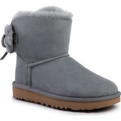 Buty UGG - W Classic Double Bow Mini 1103652 Gys. Szare kozaki damskie Ugg, na zimę, z wełny, na niskim obcasie, bez zapięcia. W wyprzedaży za 529,00 zł.