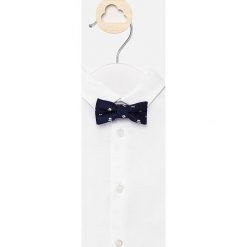 Mayoral - Koszula dziecięca 60-86 cm. Białe koszule chłopięce Mayoral, bez wzorów, z bawełny, eleganckie, bez kołnierzyka, z długim rękawem, długie. W wyprzedaży za 79,90 zł.