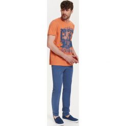 Spodnie męskie ze strukturalnej elastycznej tkaniny. Niebieskie spodnie męskie Top Secret, na jesień, s, bez wzorów, z tkaniny. W wyprzedaży za 49,99 zł.