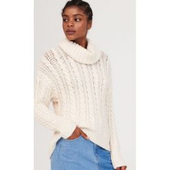 Sweter z luźnym golfem - Kremowy. Białe swetry damskie Reserved, s. W wyprzedaży za 49,99 zł.