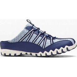 Buty wsuwane bonprix niebieski melanż. Niebieskie klapki damskie bonprix, bez wzorów, z materiału, bez obcasa. Za 74,99 zł.