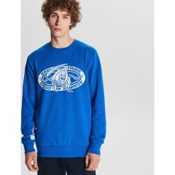 Bluza Baltic Games - Niebieski. Niebieskie bluzy męskie Cropp, s, bez wzorów, bez kołnierzyka, bez rękawów, bez kaptura. W wyprzedaży za 49,99 zł.