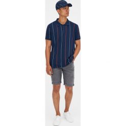 Koszulka polo z piki w pionowe paski. Niebieskie koszulki męskie Pull&Bear, m, w paski, z krótkim rękawem. Za 48,90 zł.