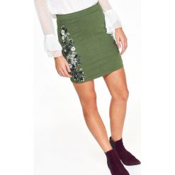 DOPASOWANA SPÓDNICA Z HAFTEM. Zielone spódniczki marki Top Secret, na co dzień, na zimę, z haftami, eleganckie, krótkie, mini. W wyprzedaży za 49,99 zł.