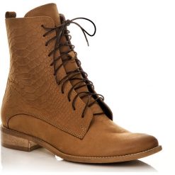 POLSKIE BOTKI KOWBOJKI NOWY MODEL DS 306 WZÓR SKÓRY ALIGATORA SKÓRA CAMEL. Brązowe botki damskie CALZADO, ze skóry, bez obcasa, bez zapięcia. W wyprzedaży za 359,99 zł.