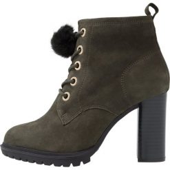 Caprice Botki na obcasie khaki. Brązowe botki damskie na obcasie marki Caprice, z materiału. Za 349,00 zł.