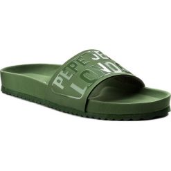 Klapki PEPE JEANS - Bio Royal Block M PMS90052 Military Olive 741. Zielone klapki damskie Pepe Jeans, bez wzorów, z jeansu, bez obcasa. W wyprzedaży za 149,00 zł.