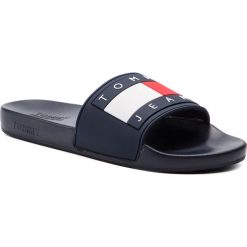 Klapki TOMMY JEANS - Flag Pool Slide EN0EN00474 Black Iris 431. Niebieskie klapki damskie Tommy Jeans, bez wzorów, z jeansu, bez obcasa. Za 229,00 zł.