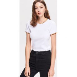 T-shirt z kontrastową lamówką - Biały. Białe t-shirty damskie Reserved, xl, bez wzorów, z kontrastowym kołnierzykiem. Za 39,99 zł.