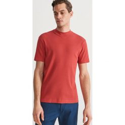 T-shirt ze stójką - Czerwony. Czerwone t-shirty męskie Reserved, s, bez wzorów, ze stójką. W wyprzedaży za 29,99 zł.