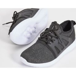 Buty sportowe - Czarny. Czarne buty sportowe damskie marki Sinsay. W wyprzedaży za 49,99 zł.
