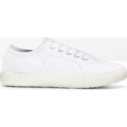Sneakersy bonprix biały. Białe sneakersy damskie bonprix. Za 54,99 zł.