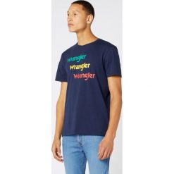 Wrangler Koszulka Niebieski. Niebieskie podkoszulki męskie Wrangler, m, z nadrukiem, z bawełny, z krótkim rękawem. Za 102,95 zł.