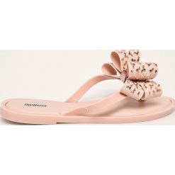 Melissa - Klapki Flip Flop Sweet. Czarne klapki damskie Melissa, bez wzorów, z gumy, bez obcasa, na obcasie. W wyprzedaży za 249,90 zł.